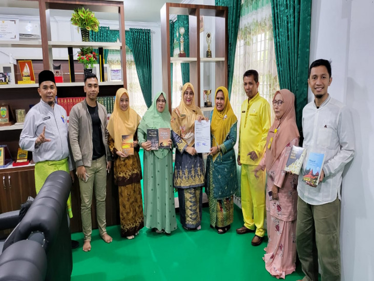 KLK Wakafkan Buku Ke DISPERSIP Kampar