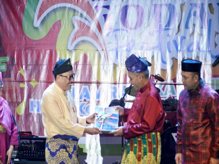 PJ. Bupati Kampar terima Buku Citra Daerah pada malam pembukaan Bagholek Godang