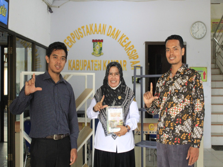 Kunjungan yang kedua, ATPUSI Riau serahkan bantuan ke Dispersip Kampar