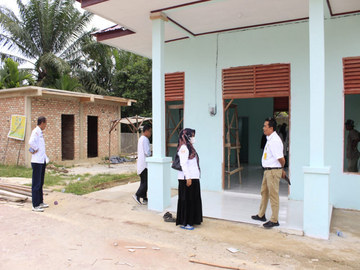Kadis Perpusatakaan dan Kearsipan Kampar tinjau pembangunan Pustaka Desa Pulau Gadang