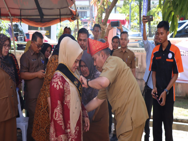 Deswita Kamsol Dikukuhkan Sebagai Bunda Literasi