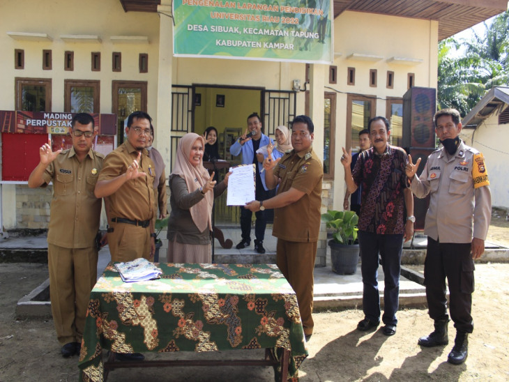 DISPERSIP Kampar serahkan Pinjam pakai Pustaka Desa