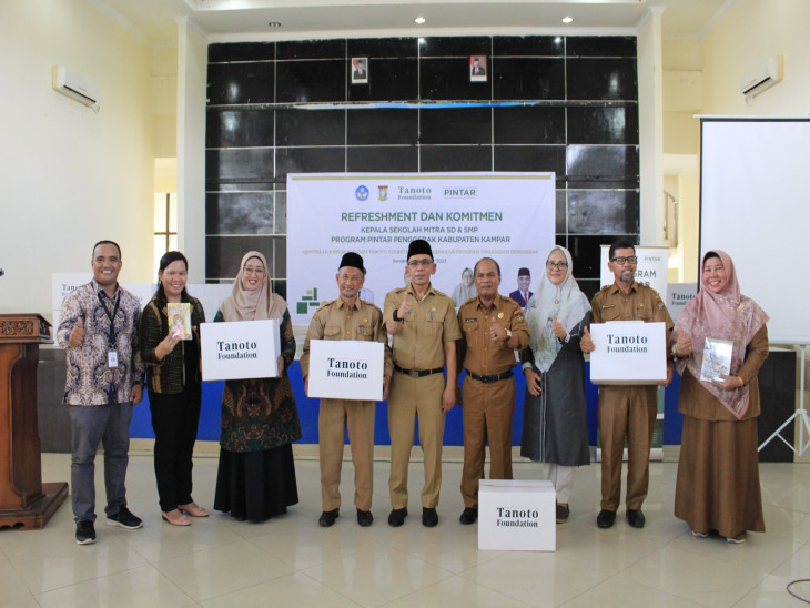 Pj. Sekda Kampar terima Bantuan Buku 3000 lebih Oleh Tanoto Foundation
