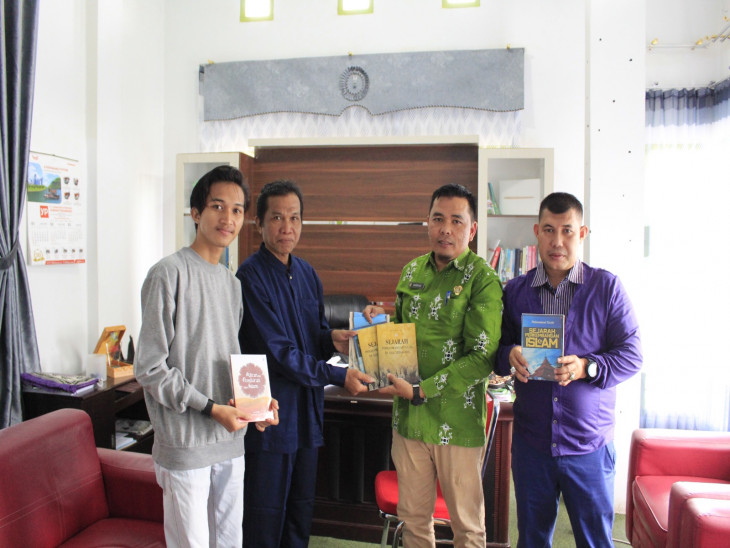 Kembali, penulis Kampar serahkan karyanya untuk program Gerbangku