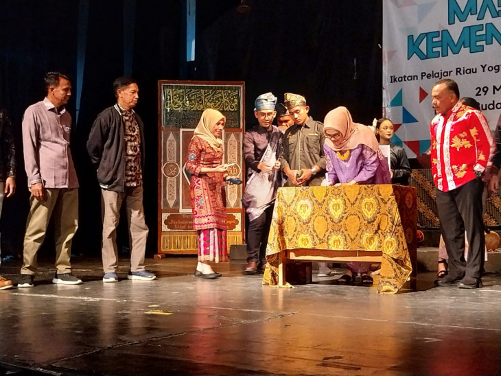 Plt. Kadispersip Kampar Hadiri Launching Buku Meneroka Kampar