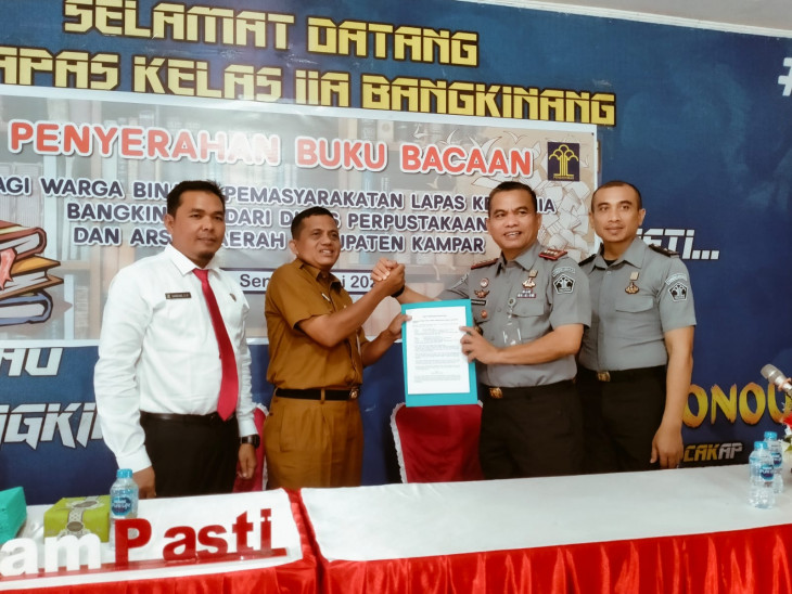 Warga Binaan Lapas Kelas IIA Bangkinang, terima buku hasil dari Program Gerbangku dan Gesapena