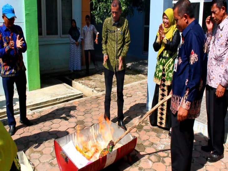 DISPERSIP Kampar lakukan pemusnahan arsip