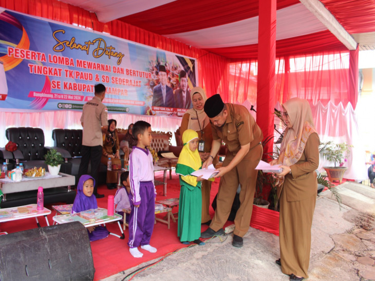 Plt. Kadispersip Kampar Buka Lomba Mewarnai dan Bertutur