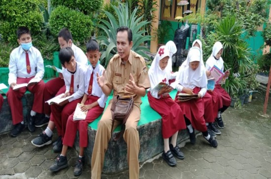 Kegiatan peningkatan budaya baca di SDN 00 Salo melalui mobil keliling