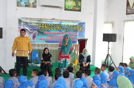 Story Telling Dispersip kampar ajarkan anak cinta membaca