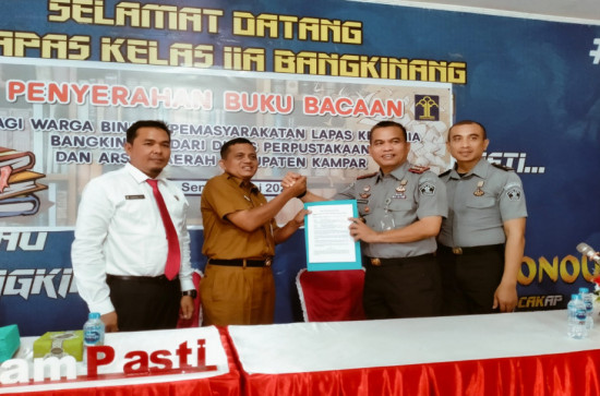 Warga Binaan Lapas Kelas IIA Bangkinang, terima buku hasil dari Program Gerbangku dan Gesapena