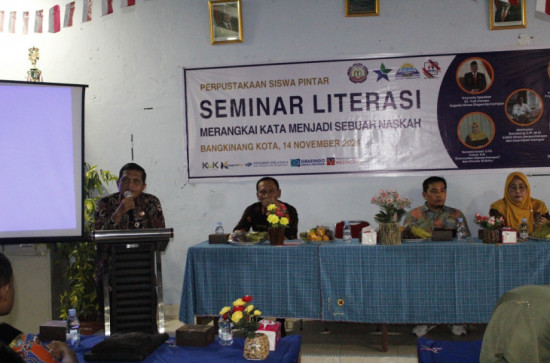 Kadispersip Hadiri Seminar Merangkai Kata Menjadi Sebuah Naskah