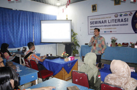 Seminar Literasi SMAN 1 Bangkinang Kota, Kabid Dispersip Kampar jadi Motivator