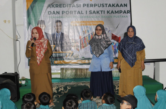 Plt. Sekretaris Dispersip Kampar Masniar, SE, MM menjadi pemandu pelaksanaan Story Telling