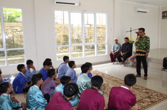 Dispersip Kabupaten Kampar menerima kunjungan dari Sekolah Pondok SMP SMA Islam Terpadu Bangkinang