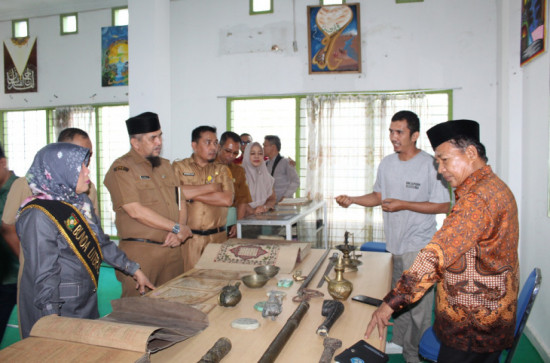 Bunda Literasi Kampar Kunjungi Stand Gebyar Literasi Benda Peninggalan masa lalu 