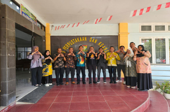 Sekretaris Dispersip Wira sastra S.S.T.P , M.Si menerima langsung Penyerahan Arsip Statis