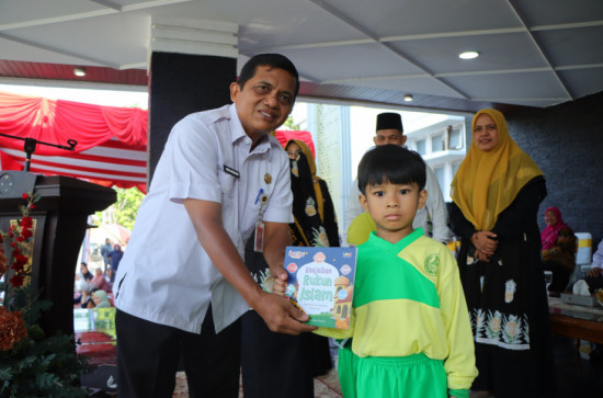 Serahkan Buku secara Simbolis, Pencanangan Pojok Gembira (Gerakan Membaca Anak) Se- Kab. Kampar